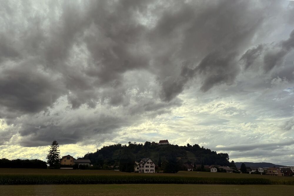 Die letzten August-Tage waren von regnerischem Wetter geprägt. Am 29. August befanden sich dunkle Wolken über dem Staufberg bei Lenzburg AG. (Foto: Andreas Walker)